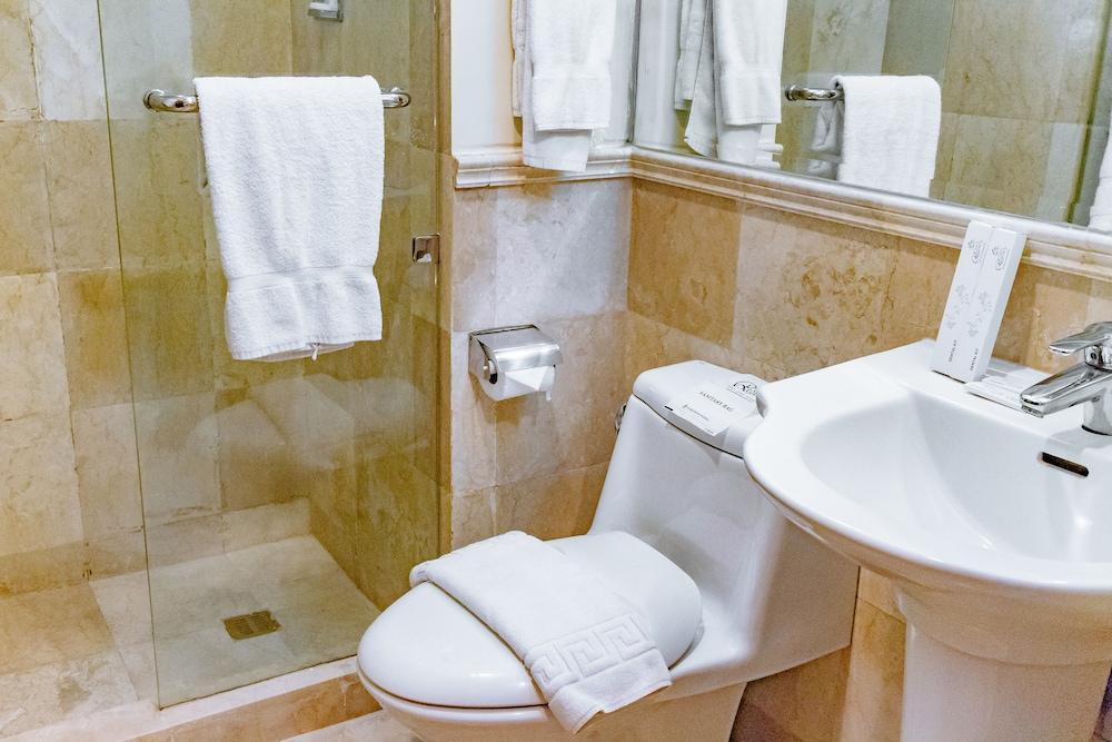 Crown Regency Courtyard Resort Balabag  Buitenkant foto