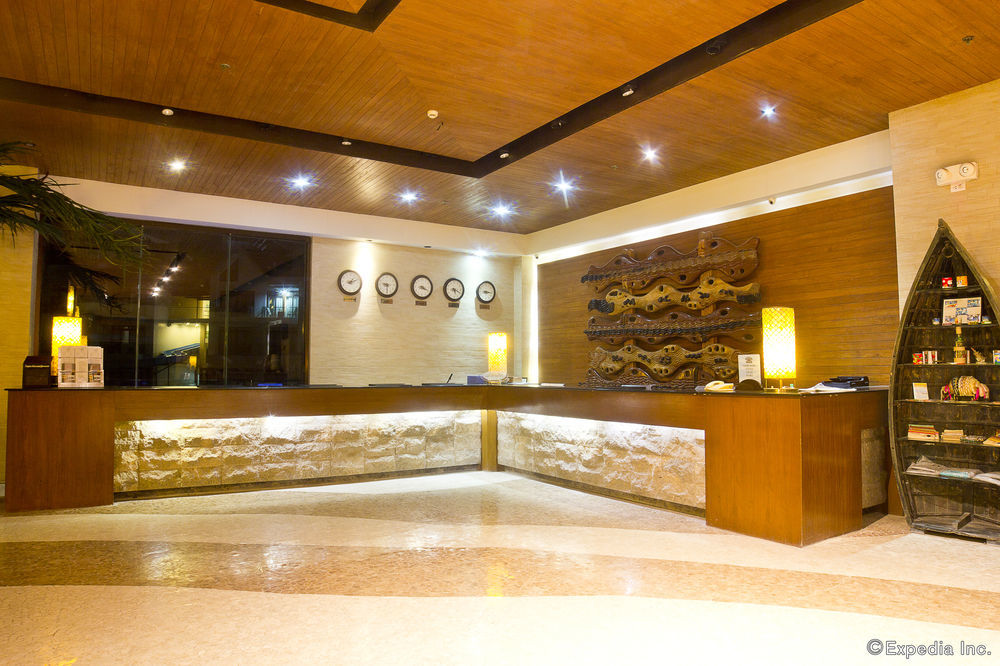 Crown Regency Courtyard Resort Balabag  Buitenkant foto