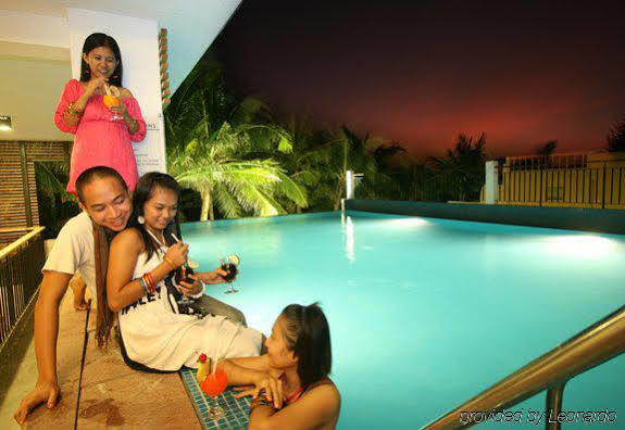 Crown Regency Courtyard Resort Balabag  Buitenkant foto