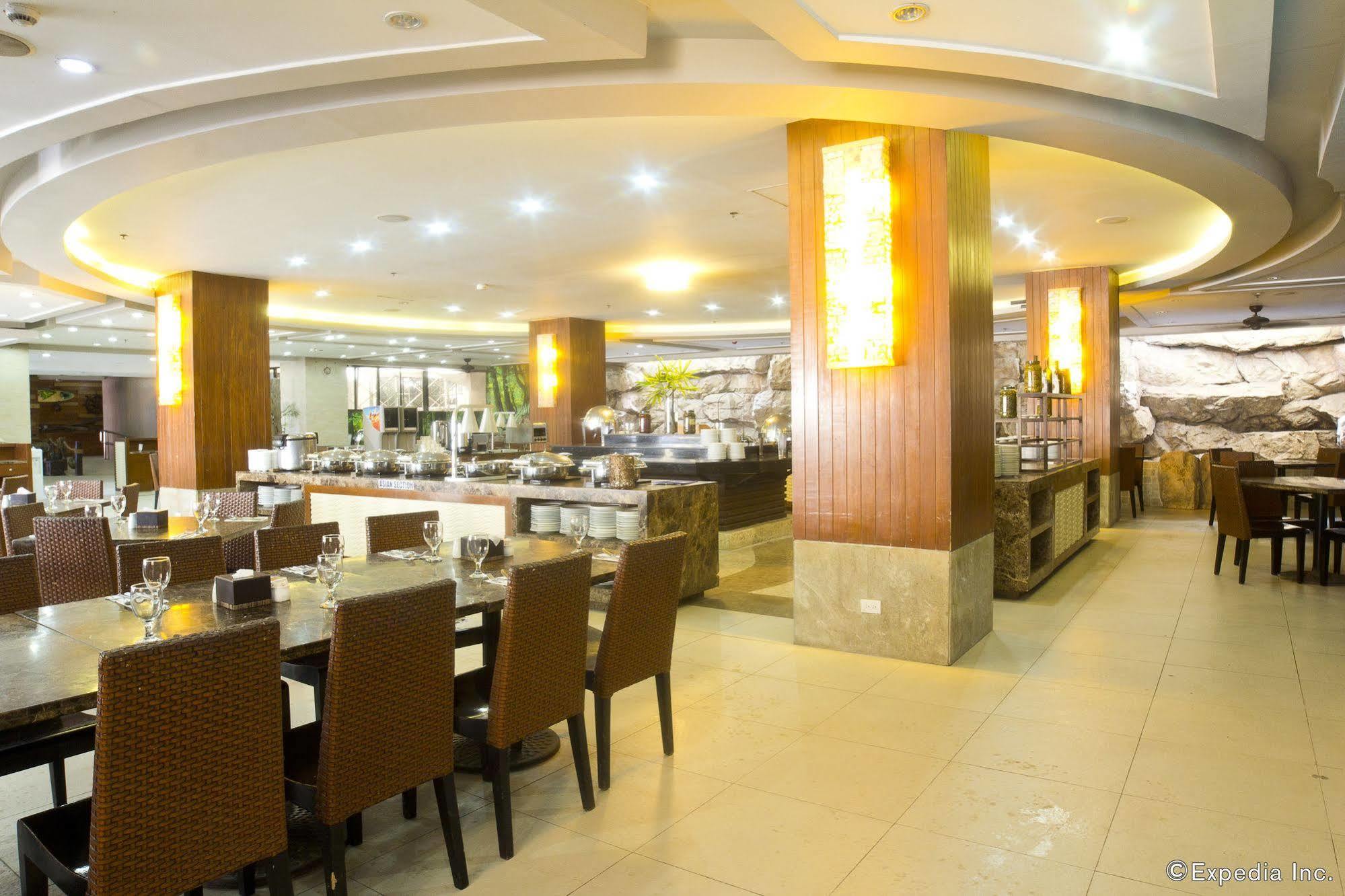 Crown Regency Courtyard Resort Balabag  Buitenkant foto