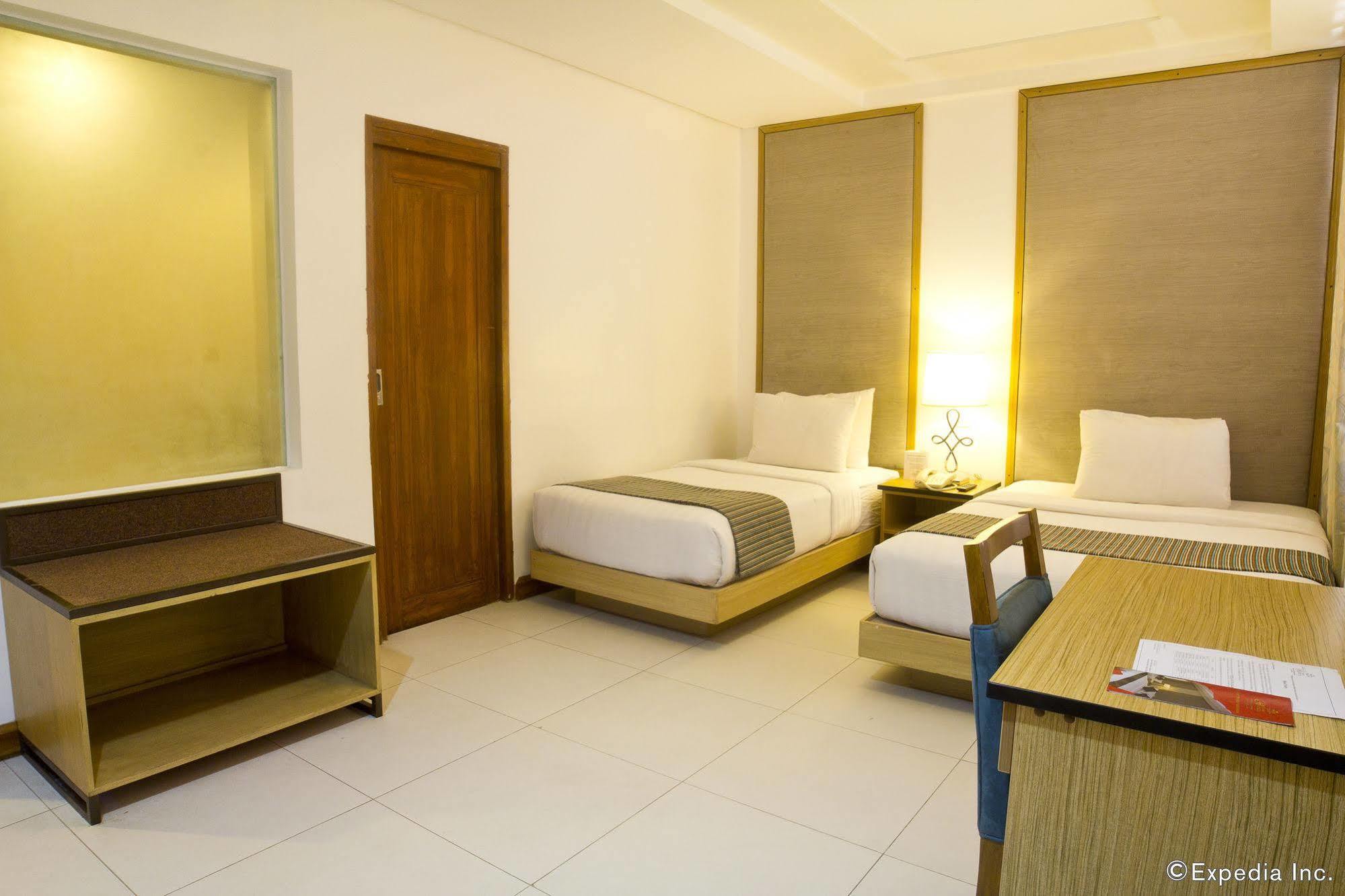 Crown Regency Courtyard Resort Balabag  Buitenkant foto