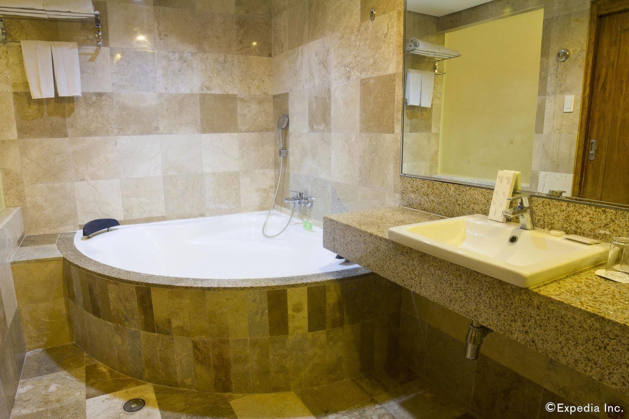 Crown Regency Courtyard Resort Balabag  Buitenkant foto