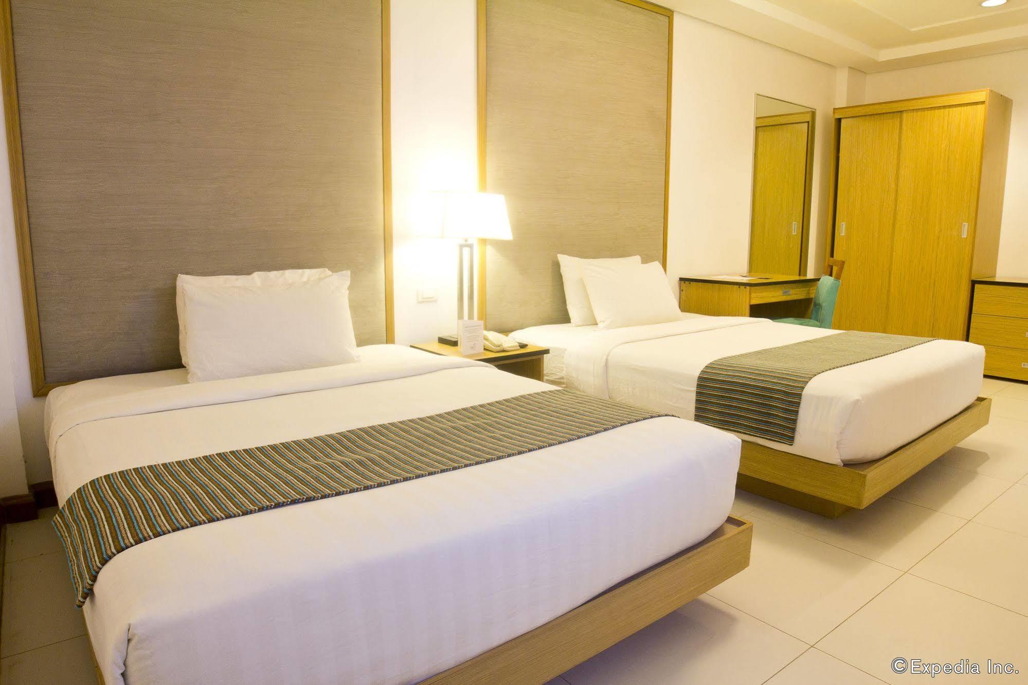 Crown Regency Courtyard Resort Balabag  Buitenkant foto