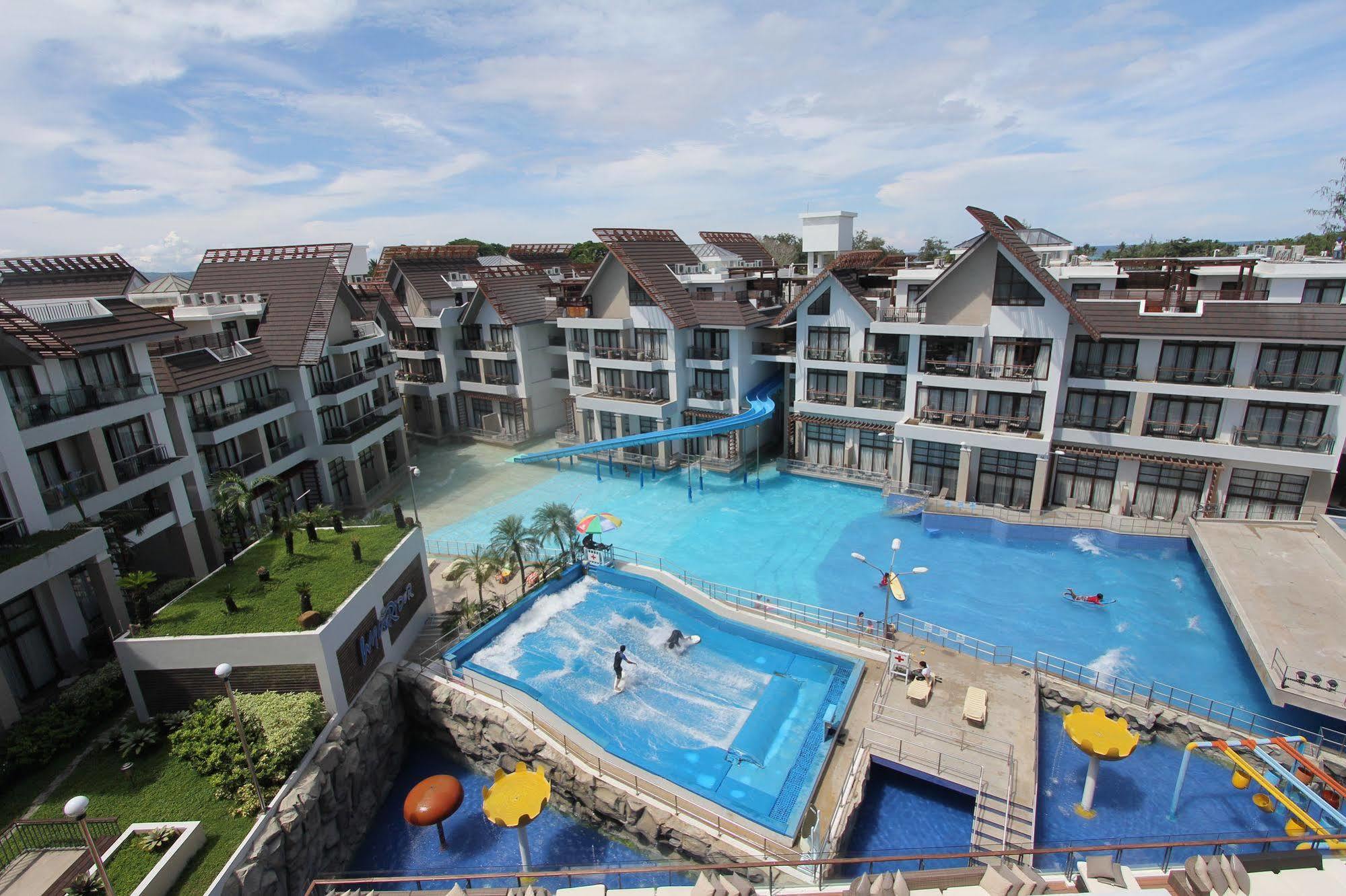 Crown Regency Courtyard Resort Balabag  Buitenkant foto